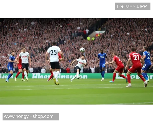 足球明星精彩瞬间集锦图赏展现球场魅力与激情的完美构图 足球明星精彩瞬间集锦图赏展现球场魅力与激情的完美构图