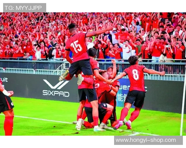 足球明星美男子的魅力与风采如何影响全球球迷的热情与追随